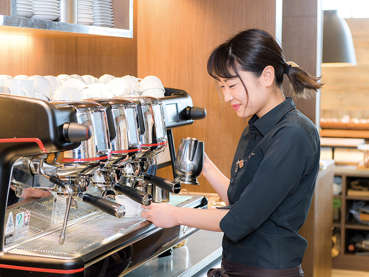 入社4年目の黒森 瑠さん。2018年、カフェに勤務しながらバリスタの資格を取得