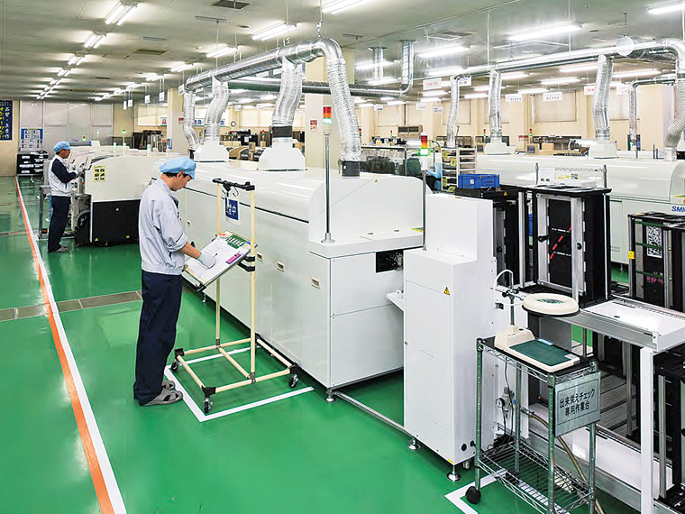 OA・事務機器をはじめ、プリント回路基板の部品実装を行うラインが並ぶ