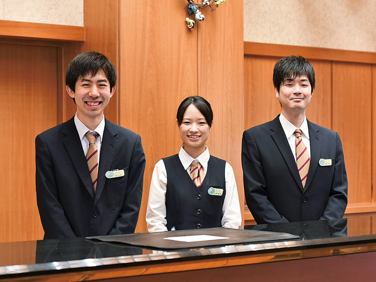 フロントは宿泊客を迎える最初の玄関口。笑顔が大事だ