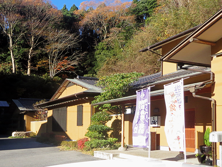 数寄屋造りの和風な外観が目を引く宿