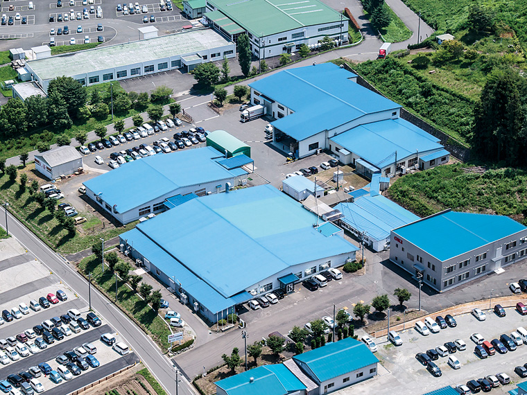 緑豊かな広大な敷地に立ち並ぶ本社屋。国内工場の「アダチ・プロテクノ」も隣接