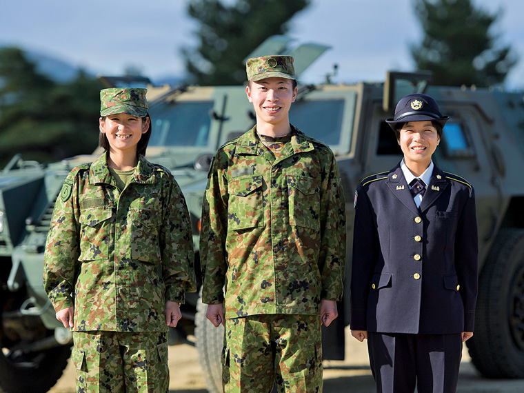 陸上自衛官の3人(左から渡辺美穂さん、天野龍斗さん、加藤美華さん)