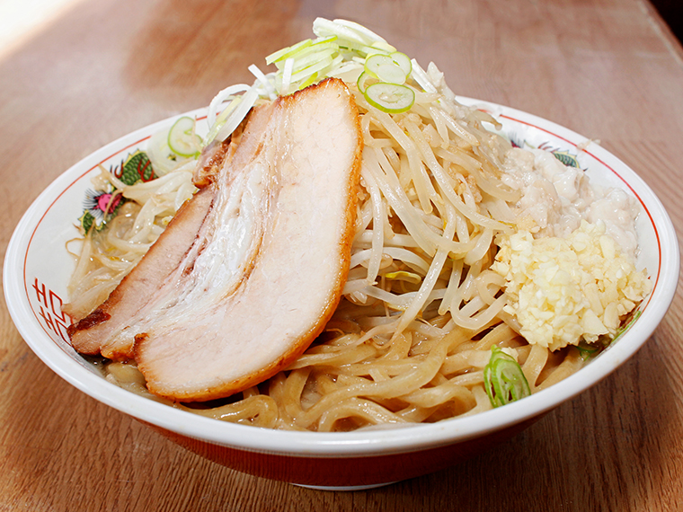 「仁G郎ラーメン」(750円)も人気。背脂・ニンニク増し無料