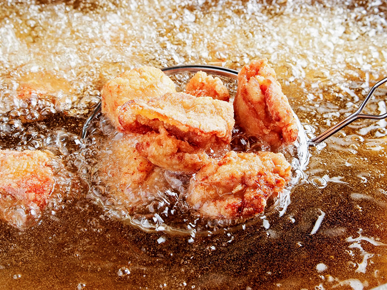 国産若鶏を使用した『鶏笑』の唐揚げは、すべて揚げたてで提供している
