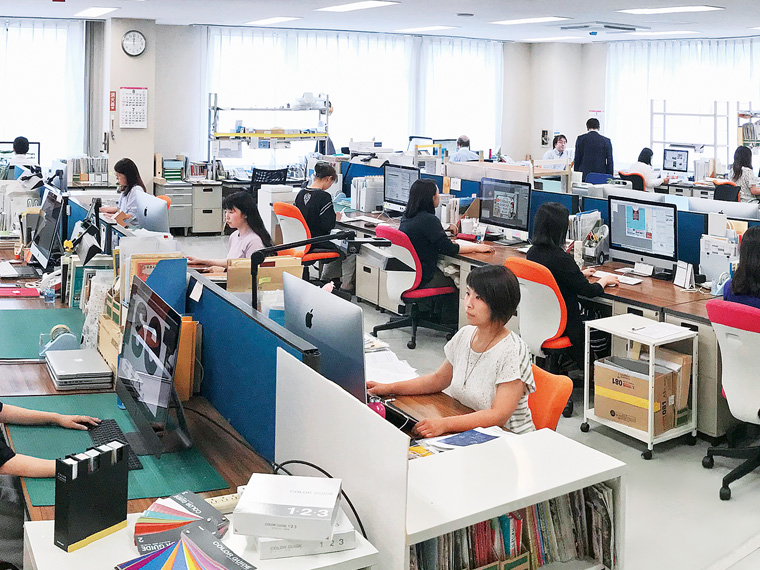 印刷物の制作の入口にあたる編集、デザイン工程。顧客と連絡を密に取り合いながら仕事を進めている