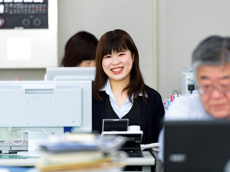経理の安斎真由さん。幅広い事務の仕事で各部門をサポートする