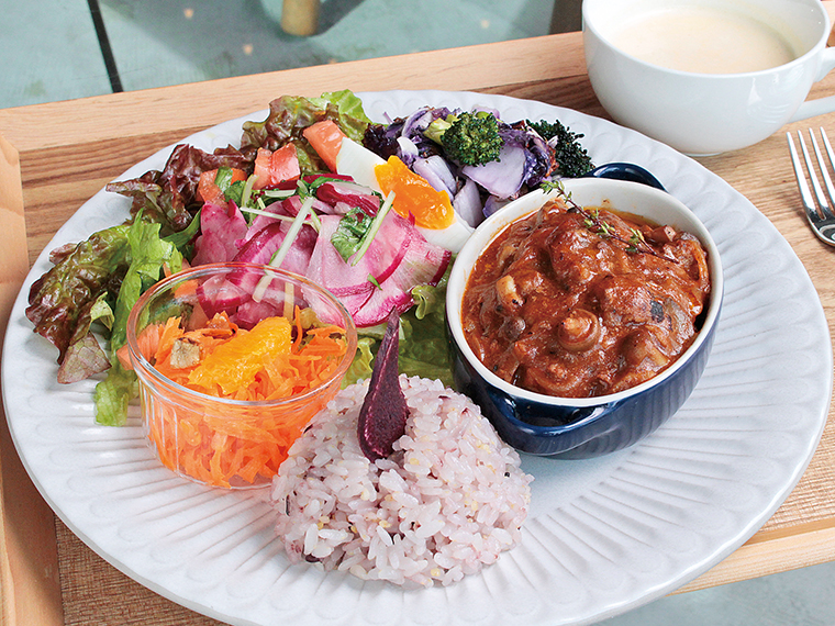 おすすめの日替わり「デリランチ」（1,200円）。旬の食材を栄養バランスが考えられたメニューで味わえる