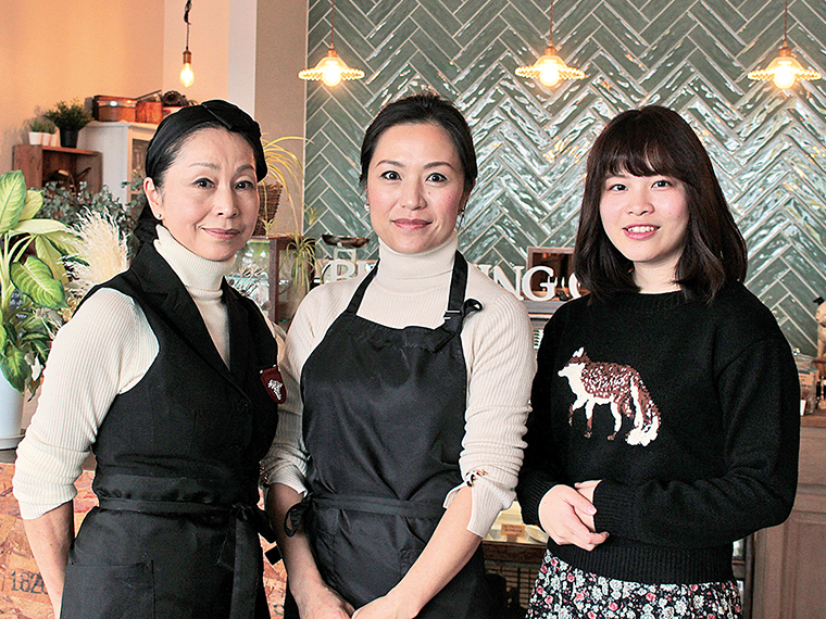店主の白岩麗奈さん(中央)と、主に調理を担当する小林由美さん(左)母娘が営む