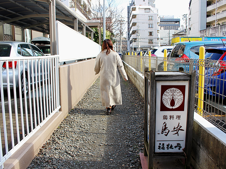 灯篭型の看板を目印に路地へ入っていくと…