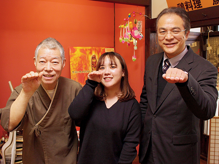 みんなで仲良く「鳥」ポーズ!(左から安田店長、マーヤ、佐藤さん)