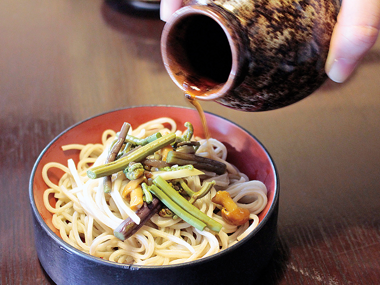 1段ごとに違う薬味をのせて食べる。つゆはそばを湿す程度にかけていただこう