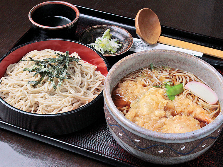 「おそば屋さんセット」(1,320円)。ざるそばと天ぷらそばがセットになったボリューム満点よくばりメニュー