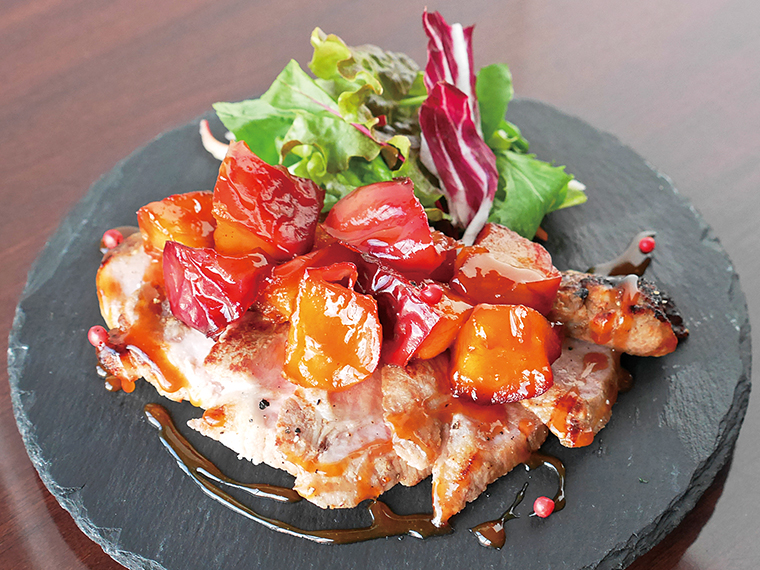 『福島ワイン酒場』の「鴨肉とふくしまピーチの酒場風ロースト」(1,180円)