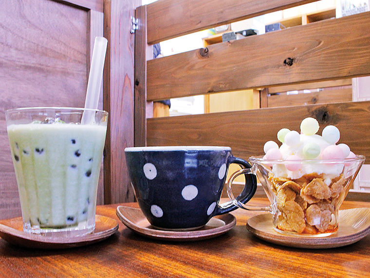 ドリンク1杯は利用料金内に含む。左から「氷カフェ抹茶」、「カフェラテ」。「おいりアイス」(300円)※デザートは別途
