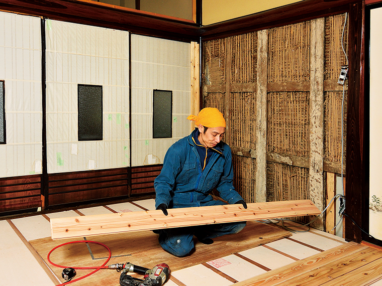 岩波さん一家の住まいは築100年を超える古民家。友紀さんを中心にリノベーションも楽しんでいる