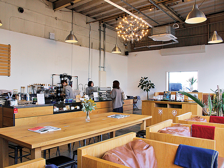 併設するカフェ「FLAT WHITE COFFEE FACTORY」。マンデリンやエチオピアなど豊富なメニューが揃う。おすすめは、「フラットホワイト’98」(419円+税)