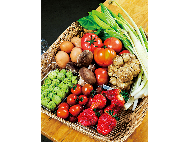 矢祭町特産イチゴのほか旬の野菜が並ぶ直売所「太郎の四季」。ぜひ立ち寄りたいスポットのひとつ
