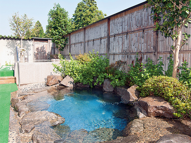寝湯(写真奥)の隣りには岩風呂がある