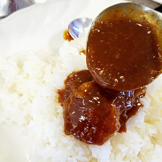 カレーをライスに滴らせる瞬間が、今日のクライマックス