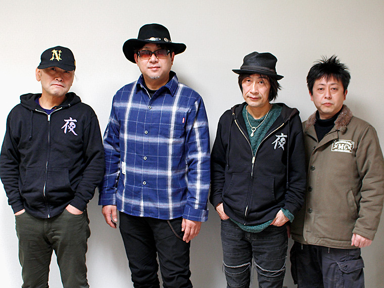 左からMURA(Sax)、ササキリュウ(Vo)、キタムラシロー(Gt)、KAZZ(Dr)