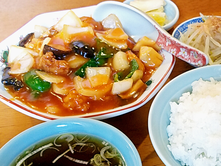 八角形の器も鮮やかな「スブタランチ」（1,000円）