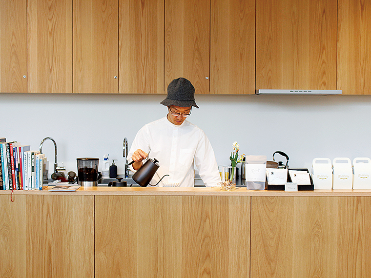 「Ordinary Coffee」では、3~4種類の豆から選べるハンドドリップコーヒー(480円)を販売。フタ付きカップなら、図書エリアへの持ち込みもOK!
