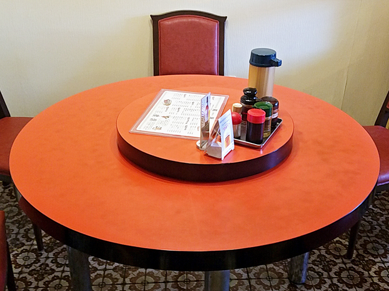 鮮やかな赤の円卓は、いつの日か囲んでみたい憧れの席