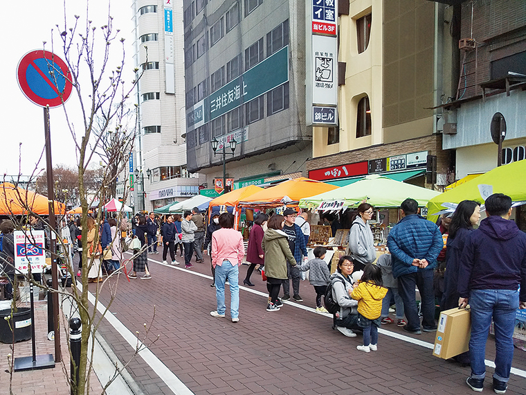 駅前通りを歩行者天国にして行う、華やかな春のイベント。家族や友達と足を運ぼう