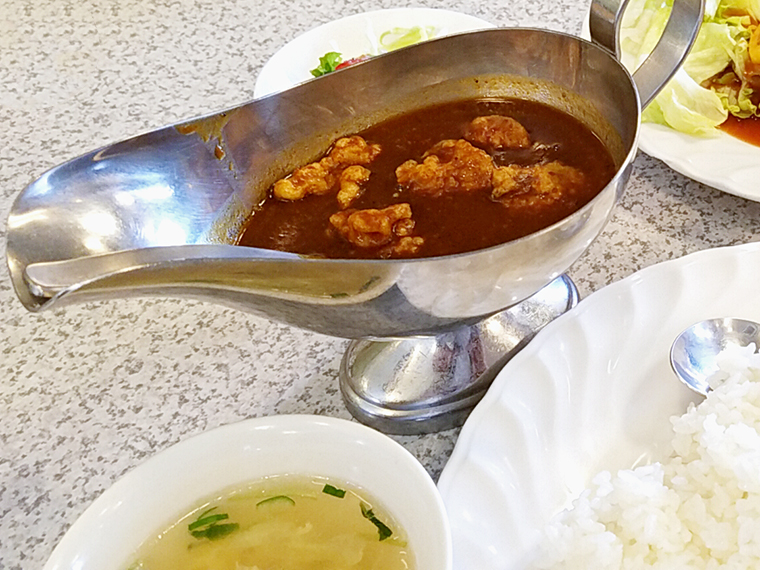 トランプの「5」のように、エビを浮かべた「エビカレー」(860円)。玉子スープとサラダ付き