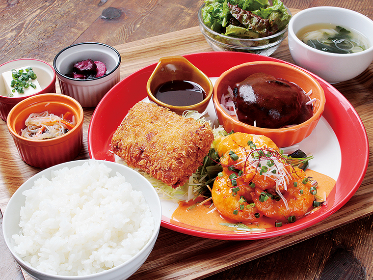 「ウルトラ定食」(1,300円)。ひき肉入りクリームコロッケ・ピリ辛エビマヨ・ハンバーグをセレクト。プラス200円でミニデザートとソフトドリンク付きに
