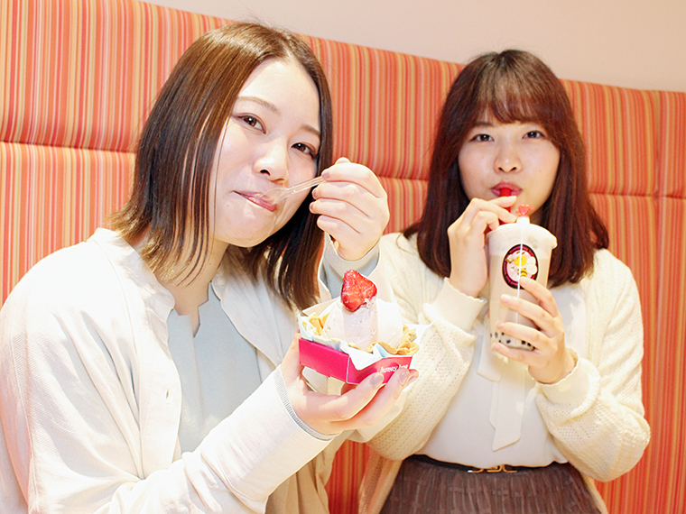 おいしいジェラートをパクリ!まなみはタピオカミルクティーをホットで堪能