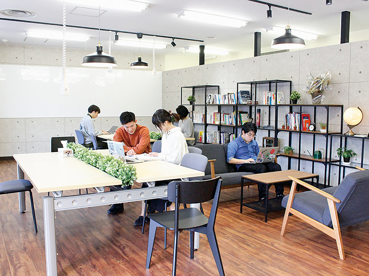 オープンな空間。個人は月額15,000円で利用可(定員30名)