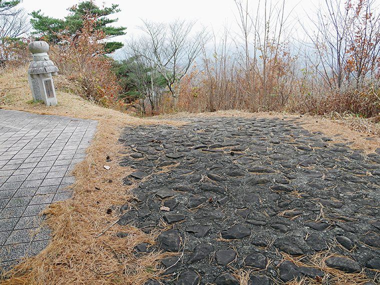 千貫森名物「ピンカラ石」が敷かれた頂上付近の遊歩道。登り切った人だけが体験できるパワースポットだ