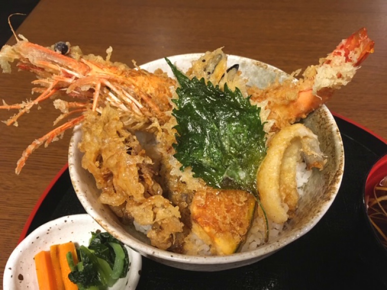 大海老天丼(2,246円、テイクアウト・出前は2,021円)