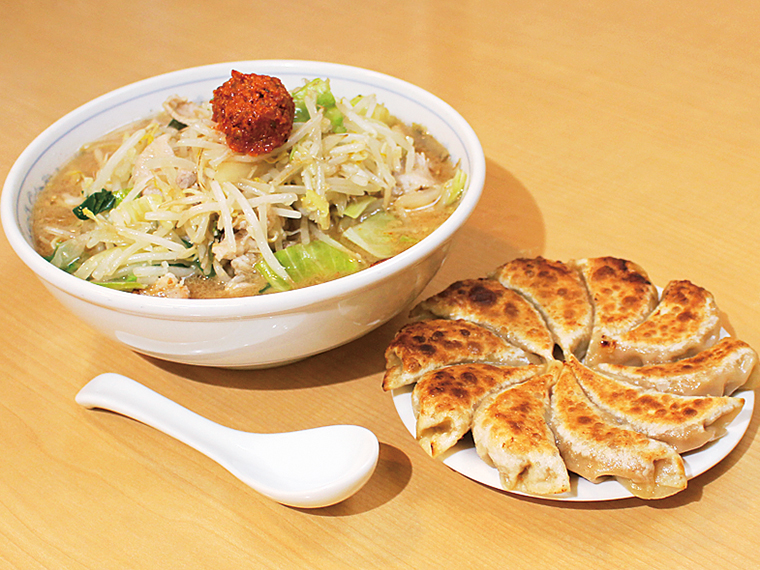 ピリ辛濃厚スープがクセになるラーメンと餃子のセット「辛みそら~めんと円盤餃子(10個)」(1,600円)