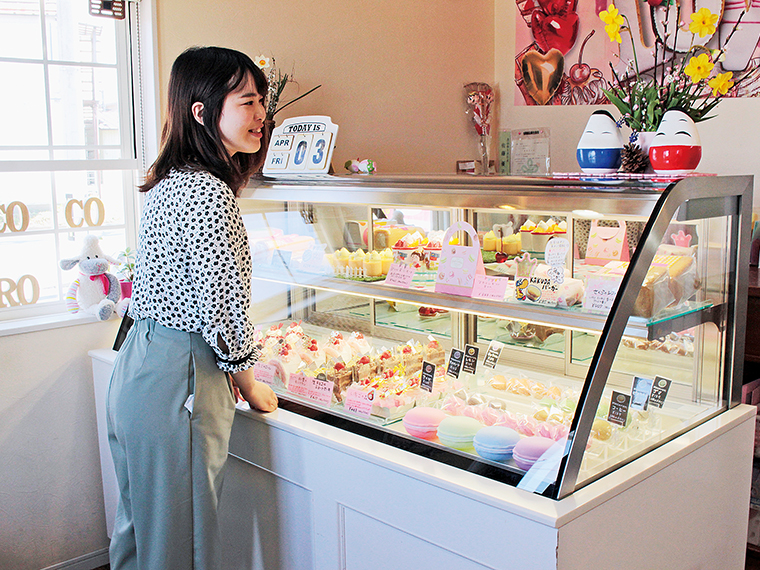 不動の人気を誇る「ミルクレープパーティー」(420円)や、「ぴよこプリン」(280円)など、ショーケースには10種類以上のスイーツが並ぶ