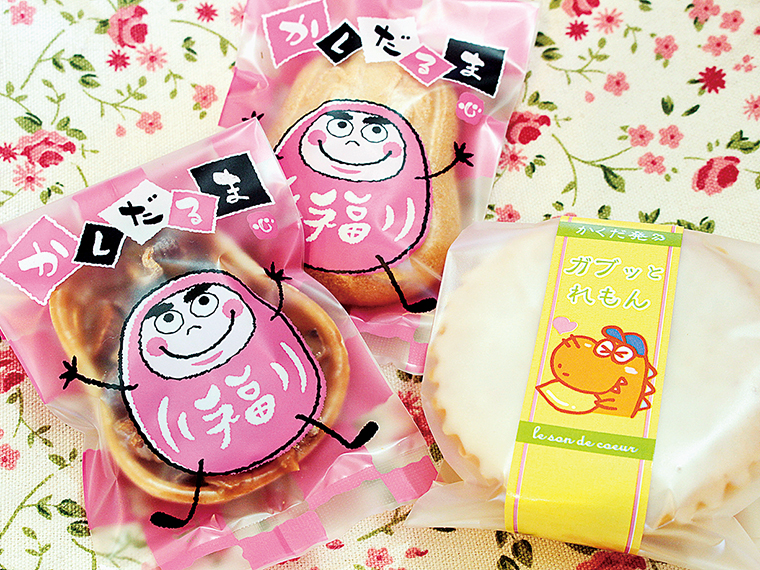 かくだるまシリーズの「キャラメルナッツ」(170円)と「米粉のクッキー」(170円)。右は、口溶けの良い「ガブッとれもん」(210円)
