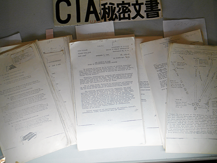 展示物の一例、荒井欣一氏が独自ルートでCIAに開示請求した「秘密文書」。英語が得意な方はぜひ読んでみて