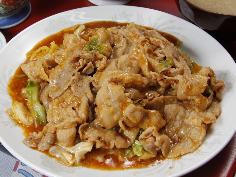 「豚肉とキャベツの味噌炒め定食」(850円)は豚肉200g!野菜もたっぷりで食べ応え満点