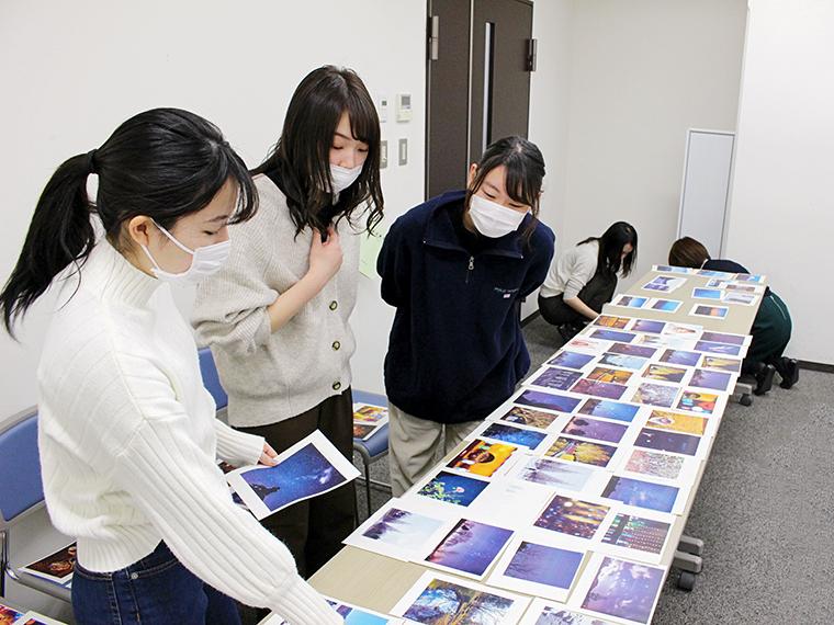 3月中旬に行われた一次選考会には、CJ学生編集部も参加！悩みながらも候補写真を選んだ