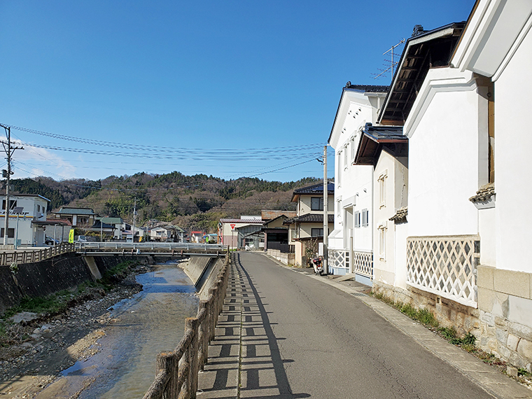 ドラマに出てくる川よりは、ちょっと川幅広めの広瀬川。昔の名残が感じられる蔵もチラホラ残ってます