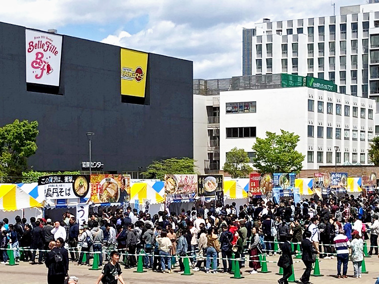 青空の下、店主渾身の一杯を味わおう