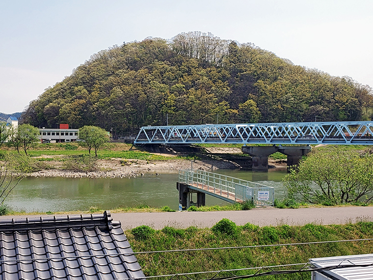 福島県庁から直線距離で約1km。実はかなり市街地に近い弁天山。手前を流れる阿武隈川とのワンセットの風景で、多くの福島人の脳裏にインプットされています