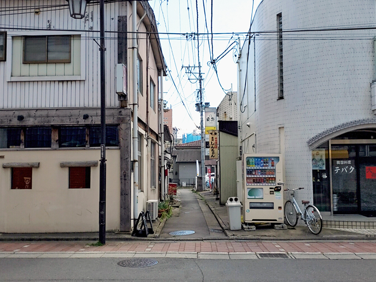 中央通りからちょっと入った路地をめざします