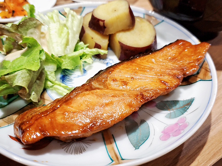 バターも艶やかな鮭は照り返しも眩しい