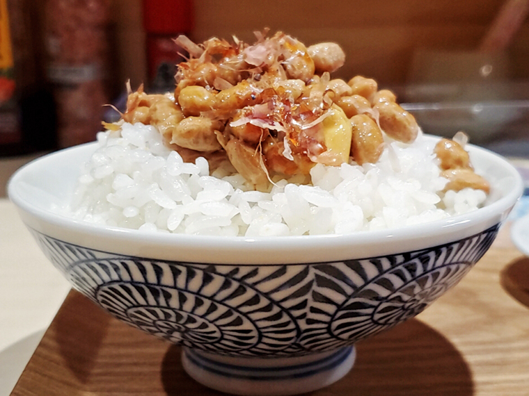 カツオ節入りの納豆をご飯に載せたら、冠雪の吾妻山のような美しい風景