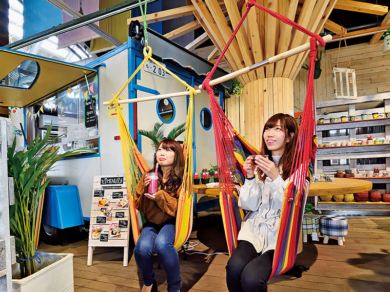 空中回廊や秘密の小部屋もある遊び心満載な店内。ディスプレイ用の雑貨やインテリアも購入可