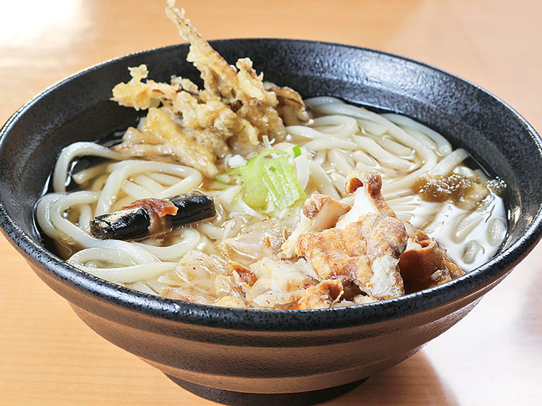 カツオダシのスープに油かすが徐々に溶け、味変も楽しめる