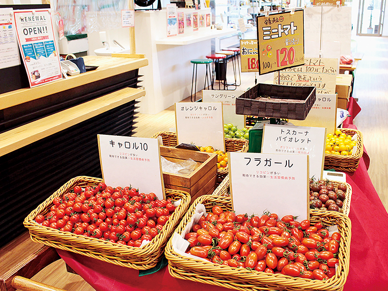 「森のマルシェ」。甘みたっぷりのトマトジュースや地元のパティシエが作るプリンなどが販売されている。トマトの量り売りもあり