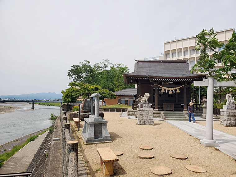 板倉神社と阿武隈川。実は神社の境内には、古関裕而ゆかりのモノがあります。ぜひ、足を運んで見つけてね！